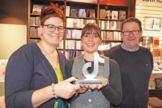 Sarah Natusch, Mareile Hintz und Jan Hoffmann sind stolz, dass der TikTok-Auftritt der Buchhandlung Hoffmann mit dem Award für die „Beste unabhängige Buchhandlung“ ausgezeichnet worden ist.