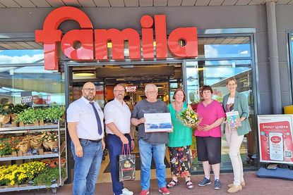 Im Bild (v.l.n.r.): Selim Altindagoglu, famila-Warenhausleiter, Lutz Waage, Marketing Director Cunard Line, Gerd Rybatzki mit seiner Frau Ute und Tochter Ines sowie Solveig Hannemann vom „Hierleben“ Redaktionsteam.