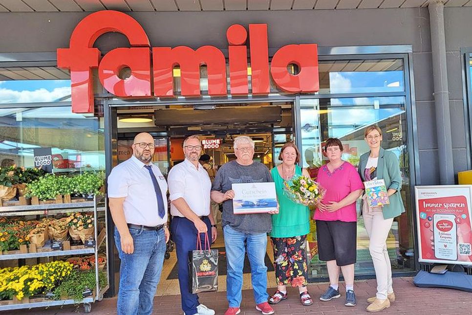 Im Bild (v.l.n.r.): Selim Altindagoglu, famila-Warenhausleiter, Lutz Waage, Marketing Director Cunard Line, Gerd Rybatzki mit seiner Frau Ute und Tochter Ines sowie Solveig Hannemann vom „Hierleben“ Redaktionsteam.