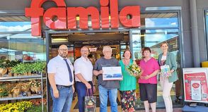 Im Bild (v.l.n.r.): Selim Altindagoglu, famila-Warenhausleiter, Lutz Waage, Marketing Director Cunard Line, Gerd Rybatzki mit seiner Frau Ute und Tochter Ines sowie Solveig Hannemann vom „Hierleben“ Redaktionsteam.