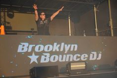 Als „Brooklyn Bounce DJ“ ist Dennis Bohn regelmäßig auf großen 90er- und Revival-Festivals in ganz Europa live zu erleben.