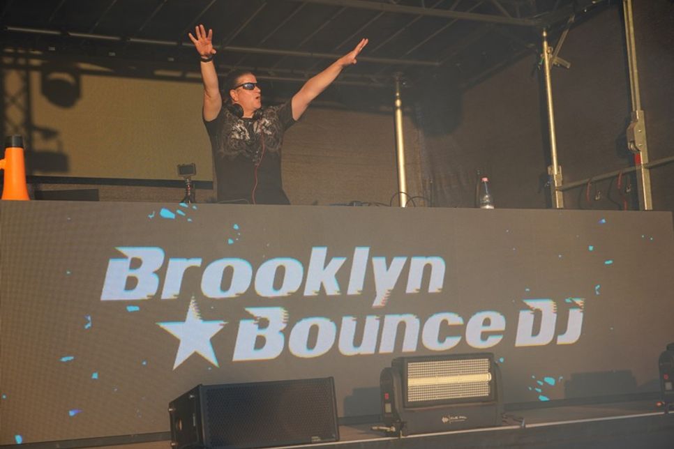 Als „Brooklyn Bounce DJ“ ist Dennis Bohn regelmäßig auf großen 90er- und Revival-Festivals in ganz Europa live zu erleben.