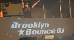 Als „Brooklyn Bounce DJ“ ist Dennis Bohn regelmäßig auf großen 90er- und Revival-Festivals in ganz Europa live zu erleben.