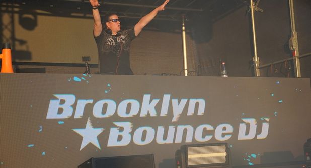 Als „Brooklyn Bounce DJ“ ist Dennis Bohn regelmäßig auf großen 90er- und Revival-Festivals in ganz Europa live zu erleben.