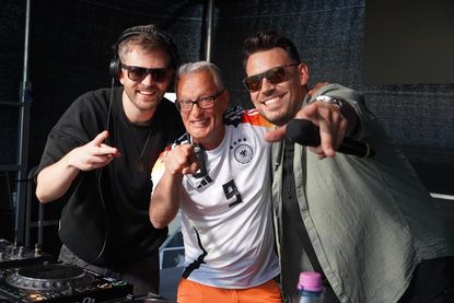 Topmodelz wurde im Jahr 2000 von DJ Pulsedriver als Projekt für Dance-Musik gegründet. Seit 2024 sind Marvin Mash und Michael Avenue die Gesichter und DJs, hier auf dem Foto mit Dahmes Tourismusleiter Thorsten Dücker (Mitte).