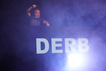 An den Reglern für den perfekten Hard-Trance-Vibe: „Derb“ in seinem Element.