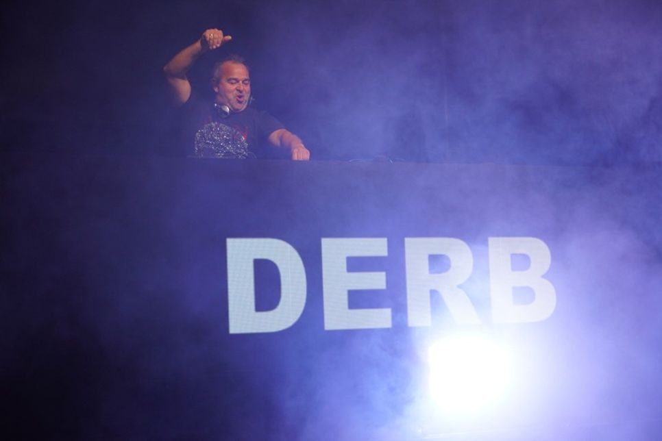 An den Reglern für den perfekten Hard-Trance-Vibe: „Derb“ in seinem Element.