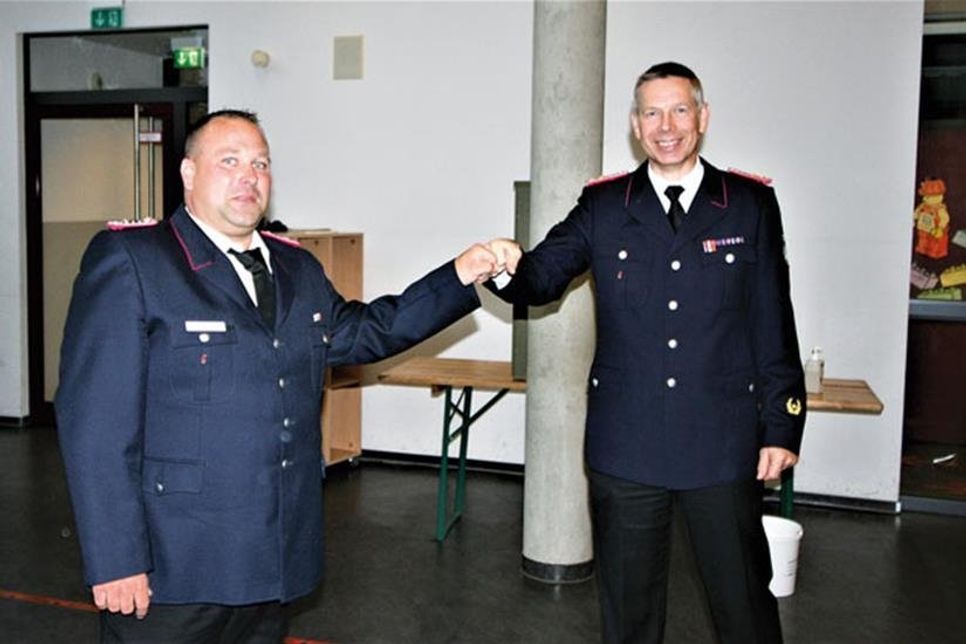 Jörg Taube (r.) beglückwünscht Stephan Utecht zur Wahl.