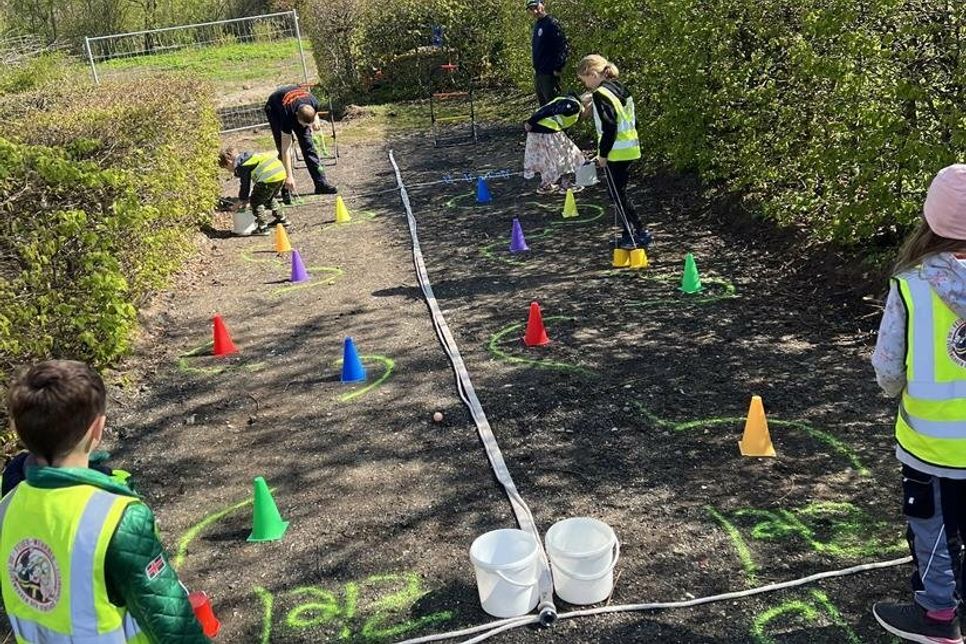 Teamspiele und Wettbewerbe bei der Kinderfeuerwehr.