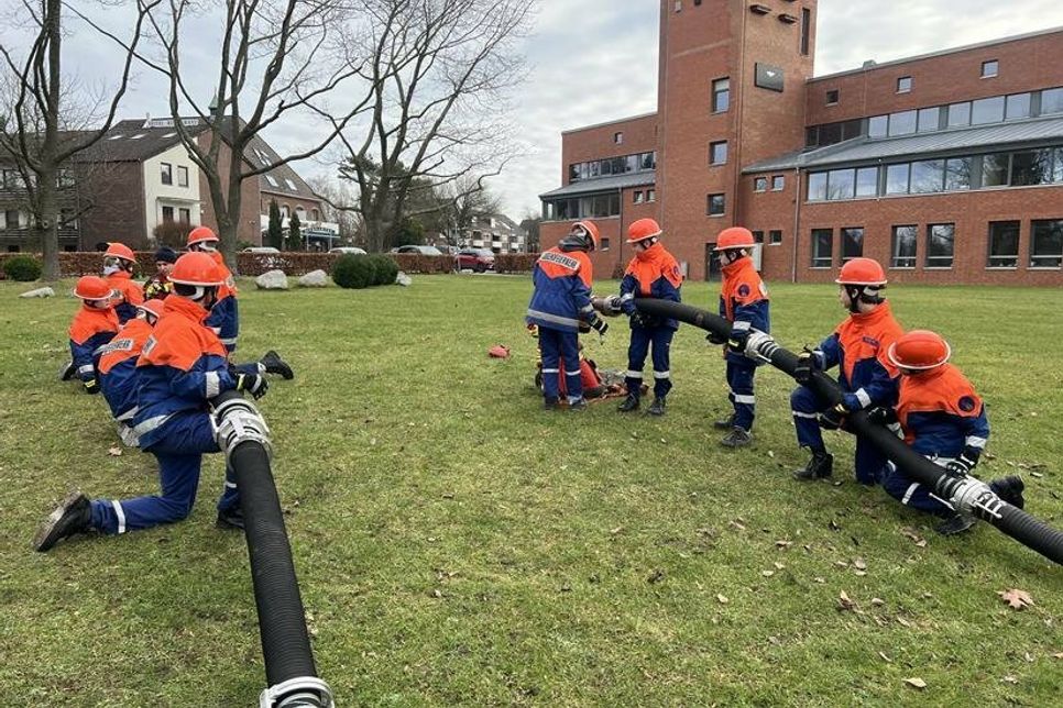 Die Jugendfeuerwehr bei der Ausbildung.