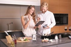 Mit intelligentem Kochfeld, Sensor-Kochgeschirr und einer interaktiven Rezepte-App zum kulinarischen Erfolg. (Foto: Oranier/akz-o)