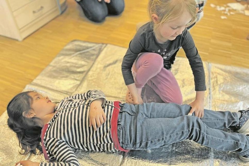 Emilia und Hedda beim Üben der stabilen Seitenlage.