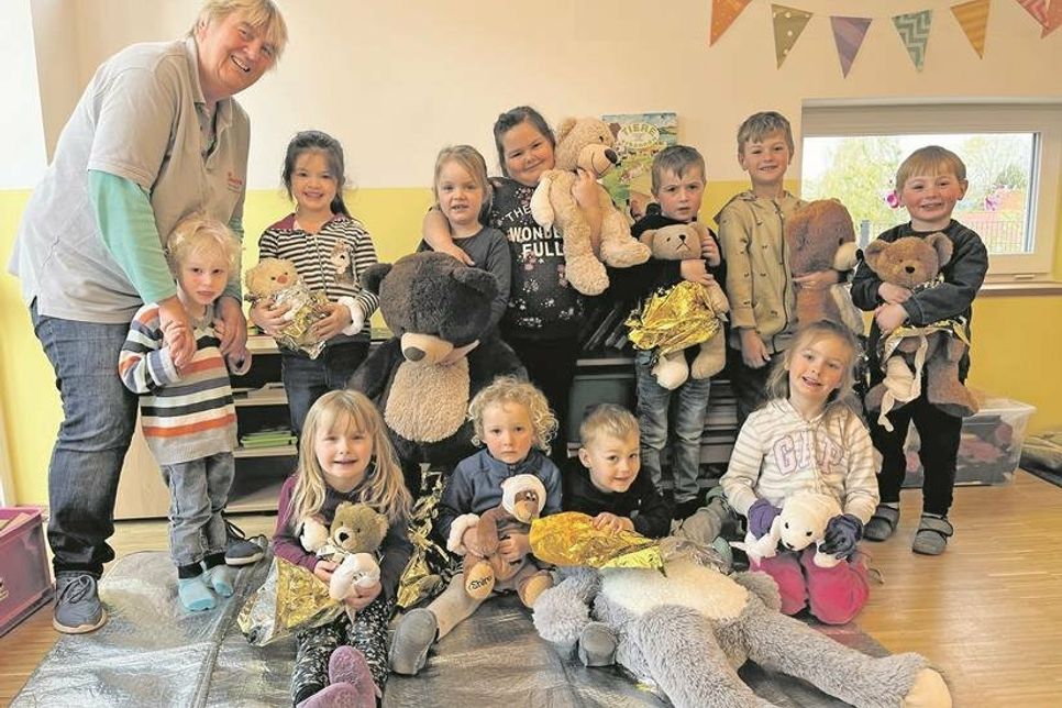 Wenn die Teddies Verband tragen und in Wärmedecken gehüllt sind, ist Esther Timm von den Johannitern zum Erste Hilfe-Kurs bei den „Sonnenkindern”.