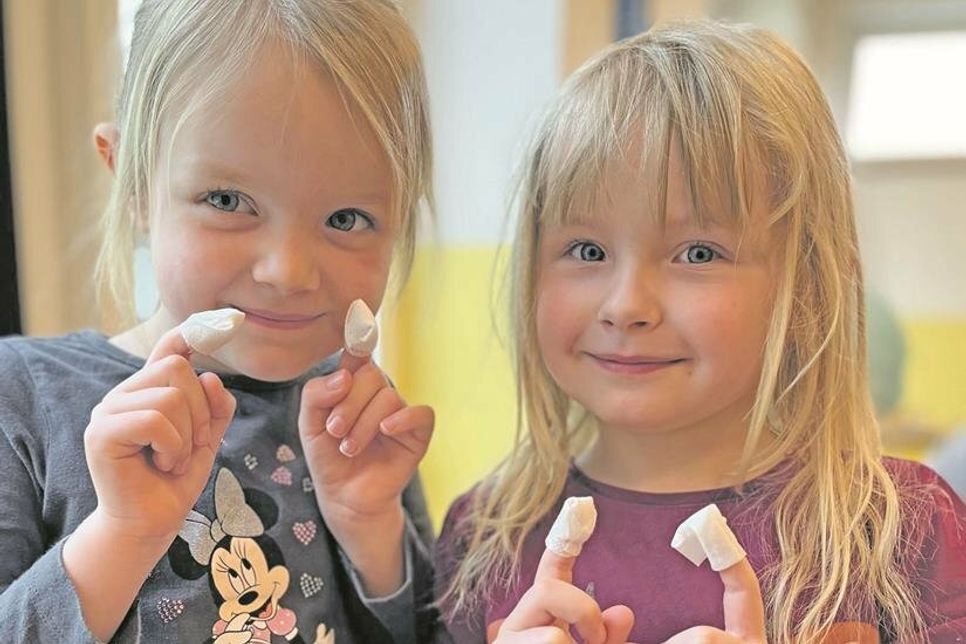 Hedda und Kiara zeigen ihre selbst angelegten Fingerpflaster.