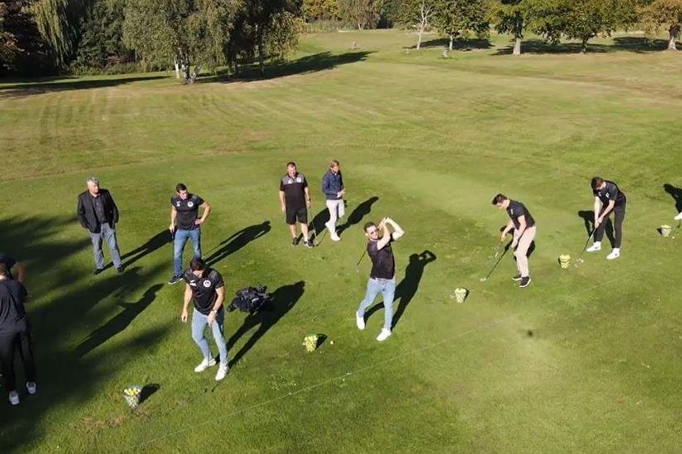 Spieler und Offizielle der Drittliga-Mannschaft der HSG Ostsee sowie ein Teil der Sponsoren trafen sich auf dem Golfplatz Seeschlösschen in Timmendorfer Strand.
