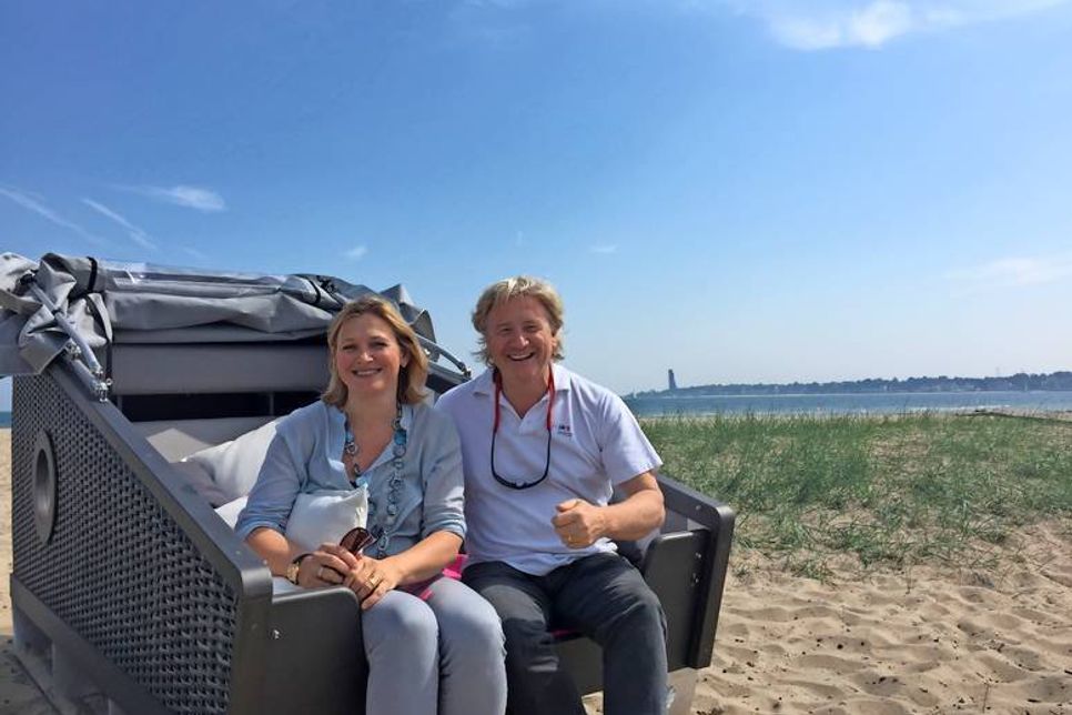 Katja Lauritzen und Uwe Wanger präsentierten den neuen Schlafstrandkorb in Kiel.