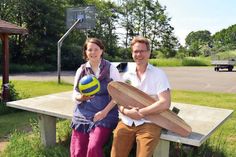 Eva-Maria Geiger und Benjamin Schmidt von der Jugendberatung der Gemeinde Scharbeutz freuen sich auf den Ferienpass, der auch einen Skate- und Longboard-Workshop anbietet. (Foto: René Kleinschmidt)