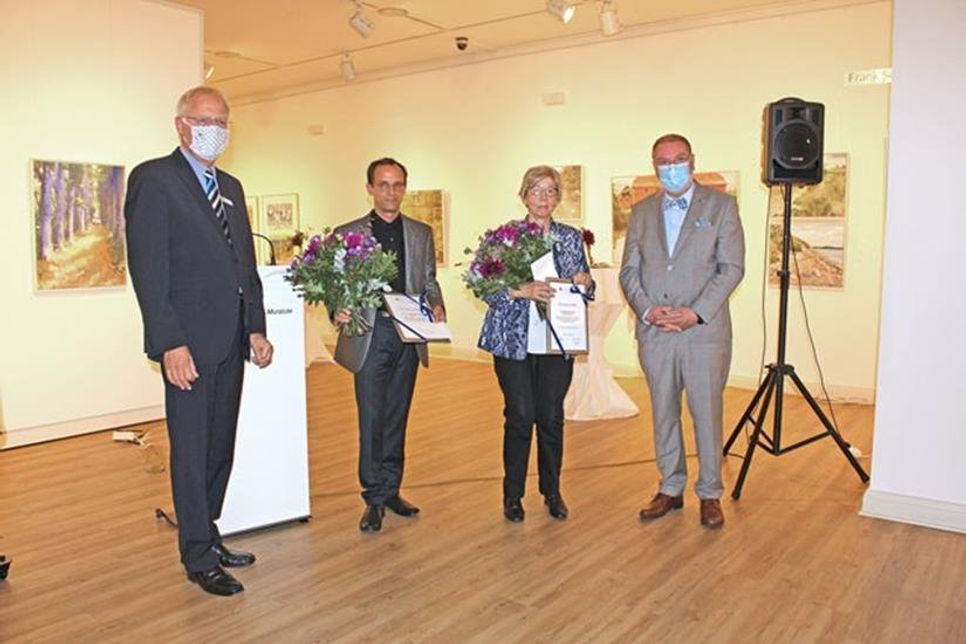 Landrat Reinhard Sager und Kreispräsident Harald Werner überreichten den Kulturpreis des Kreises Ostholstein an Marianne Loocks und Sergej Tcherepanov.