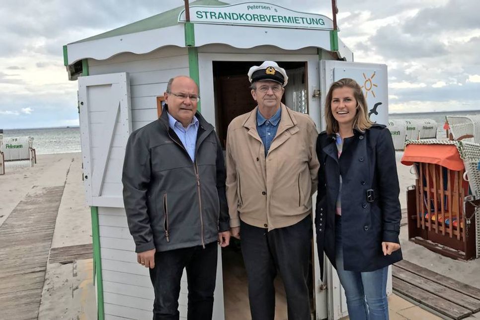 Lars Widder und Janina Kononov, Betriebsleitung Tourismus-Service Grömitz mit Klaus Petersen in ihrer Mitte.