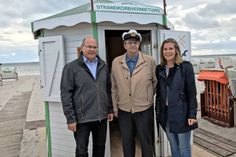 Lars Widder und Janina Kononov, Betriebsleitung Tourismus-Service Grömitz mit Klaus Petersen in ihrer Mitte.