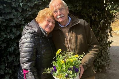 Renate Schlüter bedankt sich bei Jochen Brüggemann für die jahrelange Treue.