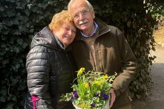 Renate Schlüter bedankt sich bei Jochen Brüggemann für die jahrelange Treue.