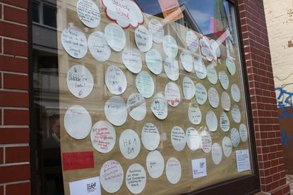 Für alle nachlesbar im Schaufenster des KJN sind die Wünsche der Schülerinnen und Schüler.