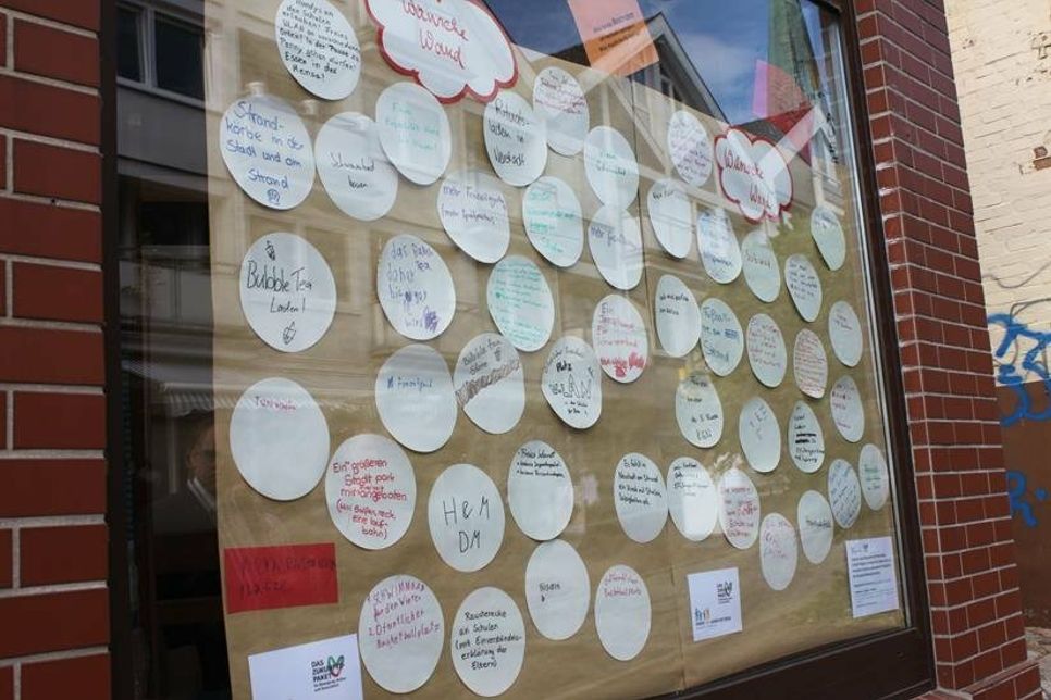 Für alle nachlesbar im Schaufenster des KJN sind die Wünsche der Schülerinnen und Schüler.