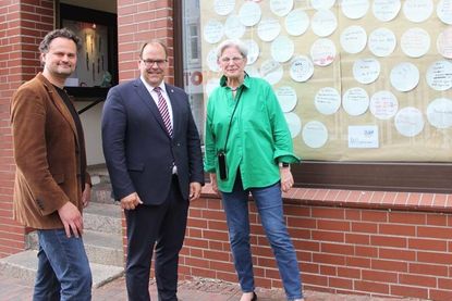 Die Projektverantwortlichen Sebastian Bertram (lks.) und Ragna Riensberg präsentierten Bürgermeister Mirko Spieckermann die Wünsche der teilnehmenden Jugendlichen.