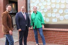 Die Projektverantwortlichen Sebastian Bertram (lks.) und Ragna Riensberg präsentierten Bürgermeister Mirko Spieckermann die Wünsche der teilnehmenden Jugendlichen.