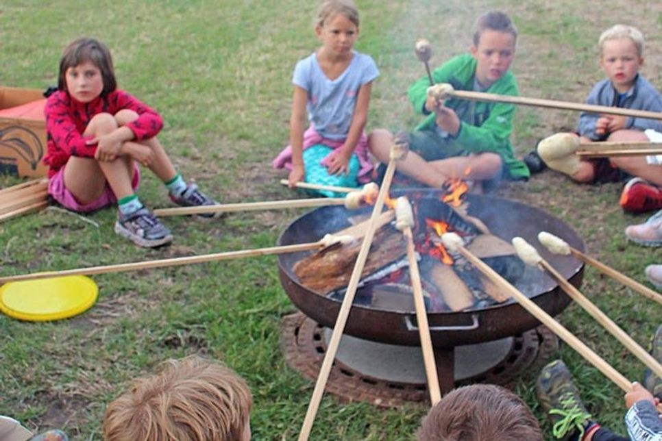 Stockbrot backen kam gut bei Jung und Alt an
