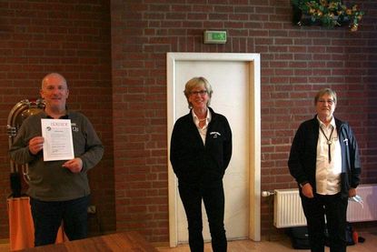Thorsten Kahlert wurde durch Elisabeth Keinki und Ulla Borchert (v. lks.) für seine 30-jährige aktive Mitgliedschaft geehrt.