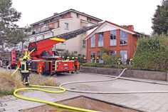 Bei dem Küchenbrand in Niendorf/Ostsee kam auch die Drehleiter der Feuerwehr Timmendorfer Strand zum Einsatz, die auf der Strandpromenade platziert wurde. (Foto: René Kleinschmidt)