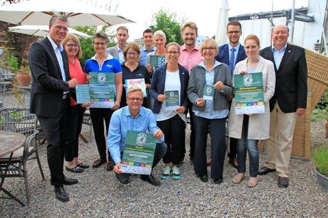 Die Organisatoren mit Sponsoren, Förderern sowie amtierenden Bürgermeister Friedrich-Karl Kasten (re) bei der Vorstellung des neuen Programms.