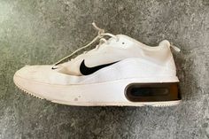 Die Polizei fragt: Wer kann Hinweise zu diesem weißen Nike-Sneaker ...