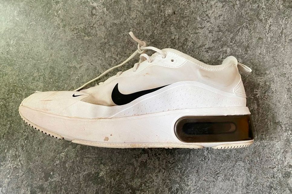 Die Polizei fragt: Wer kann Hinweise zu diesem weißen Nike-Sneaker ...