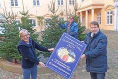 Nicht abgesagt, nur verschoben – und Weihnachtsbäume gibts trotzdem: Brigitta Herrmann freut sich ebenso wie Rainer Steinbock und Uwe Paap vom Kiwanis Club auf die Weihnacht im Schloss im kommenden Jahr.