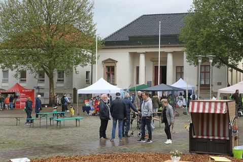 Als Petrus am Nachmittag ein Einsehen hatte, füllte sich auch der Marktplatz.