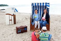 Pastorin Kristina Warnemünde (lks.) und Sonja Zastrow von der Tourismus-Agentur Lübecker Bucht sowie Paul und Ida freuen sich auf viele tolle Veranstaltungen am Strand.
