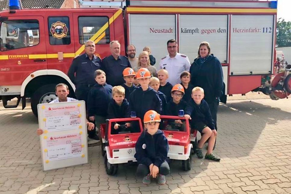 Beim Tag der offenen Tür der Feuerwehr Neustadt fand die Spendenübergabe statt.