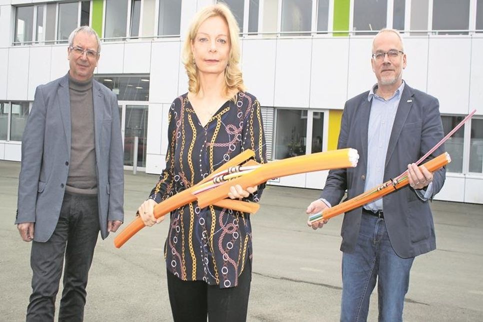 Vorsitzender des Breitbandinfrastrukturausschusses Hans-Peter Zink, Verbandvorsteherin Gesine Strohmeyer und Geschäftsbereichsleiter Breitband Torsten Hindenburg (v. lks.) sehen sich in Sachen Glasfaserausbau auf einem guten Weg.