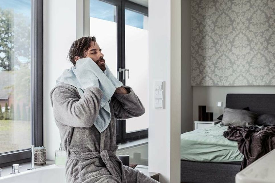 Im hinteren Bereich Privatsphäre, im vorderen Tageslicht - die Anordnung der schaltbaren Verglasung richtet sich nach den Wünschen der Bauherren. Foto: djd/REHAU Industries