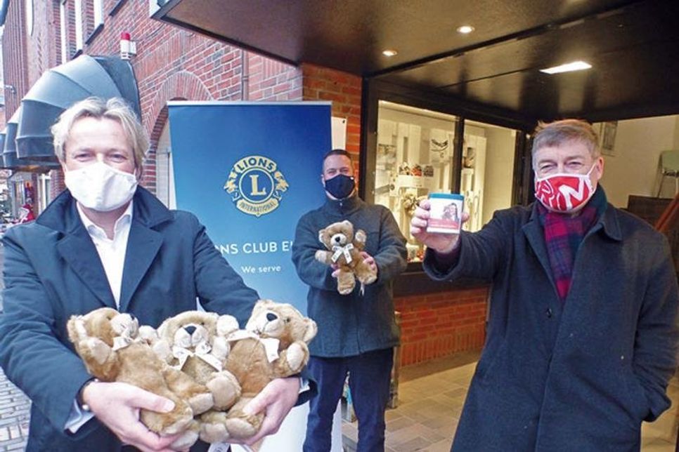 Die Herren des Lions Clubs Eutin Jörg Schlüter, Oliver Nöring und Manfred Meyer werben für ihre felligen Trösterchen: Mit nur 5 Euro kann jeder, der die Patenschaft für einen dieser knuffigen Trost-Teddys übernimmt, einem Kind in Not ein kleines Lächeln ins Gesicht zaubern.