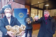 Die Herren des Lions Clubs Eutin Jörg Schlüter, Oliver Nöring und Manfred Meyer werben für ihre felligen Trösterchen: Mit nur 5 Euro kann jeder, der die Patenschaft für einen dieser knuffigen Trost-Teddys übernimmt, einem Kind in Not ein kleines Lächeln ins Gesicht zaubern.