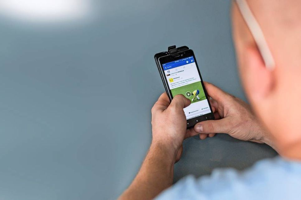 Die Täter suchen sich ein überwiegend öffentlich angelegtes Profil und kopiert Profilbild und sämtliche Fotos für das „Fake-Profil“.