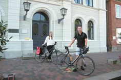 Stadtmanagerin Cora Brockmann und ADFC-Tourguide Thomas Lange.