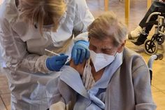 Die 109-jährige Bewohnerin Erika Kortum bekam die Impfung durch das Personal des Impfteams.