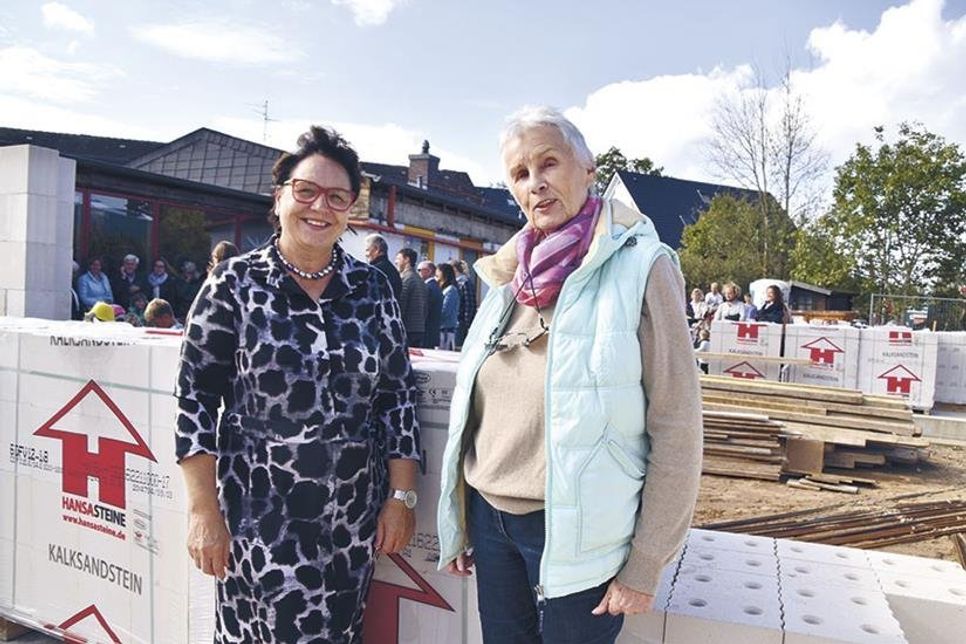 Gerdi Schmidt, Vorsitzende des Scharbeutzer Kirchengemeinderats (rechts), und Kindergarten-Leiterin Gudrun Ovens freuen sich über den Fortschritt der Bauarbeiten.