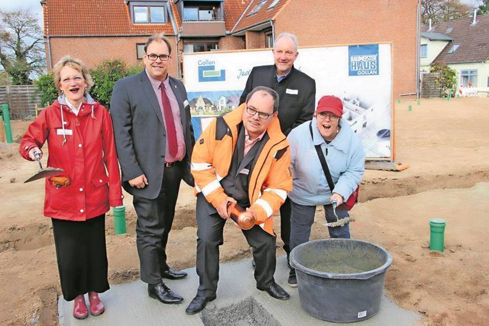 Leiterin des Karl-Schütze-Heims Michaela Kersting, Bürgermeister Mirko Spieckermann und Alfred Grüter vom Kreis Ostholstein (v. lks.) vollzogen mit zwei zukünftigen Bewohnern des neuen Hauses (vorn) die Grundsteinlegung.