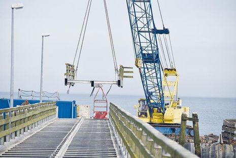 In der vergangenen Woche wurden die ersten Brückenteile von der Maritim-Seebrücke gehievt.